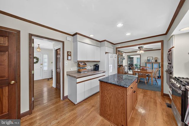 821 N COUNTRY CLUB DR, Newark, DE 19711