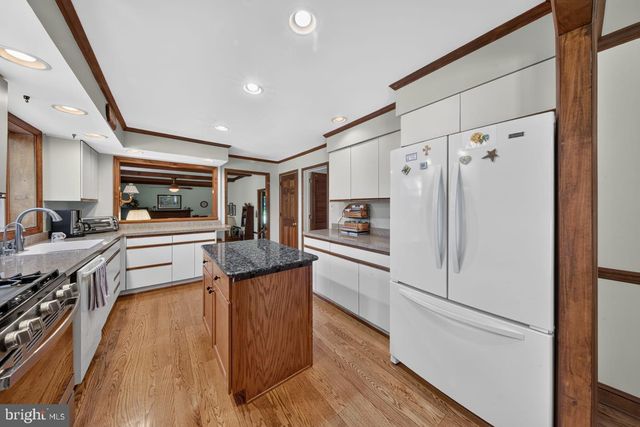 821 N COUNTRY CLUB DR, Newark, DE 19711