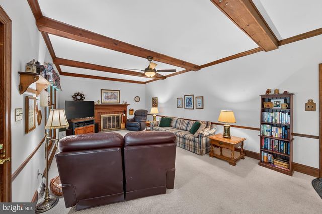 821 N COUNTRY CLUB DR, Newark, DE 19711