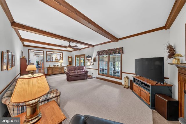 821 N COUNTRY CLUB DR, Newark, DE 19711