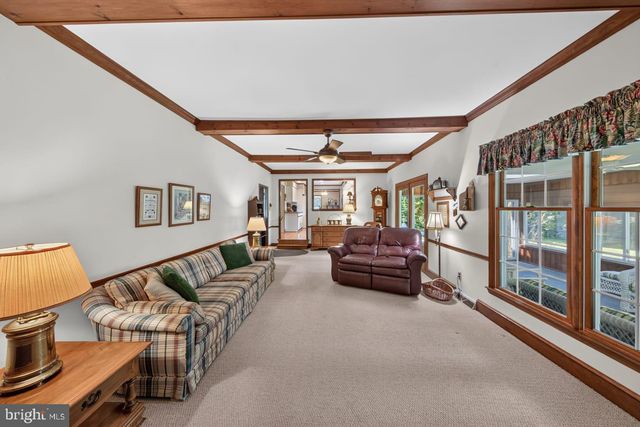 821 N COUNTRY CLUB DR, Newark, DE 19711