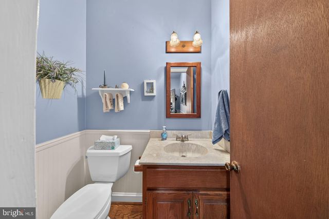 821 N COUNTRY CLUB DR, Newark, DE 19711