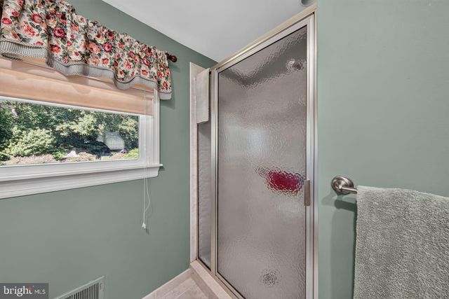 821 N COUNTRY CLUB DR, Newark, DE 19711