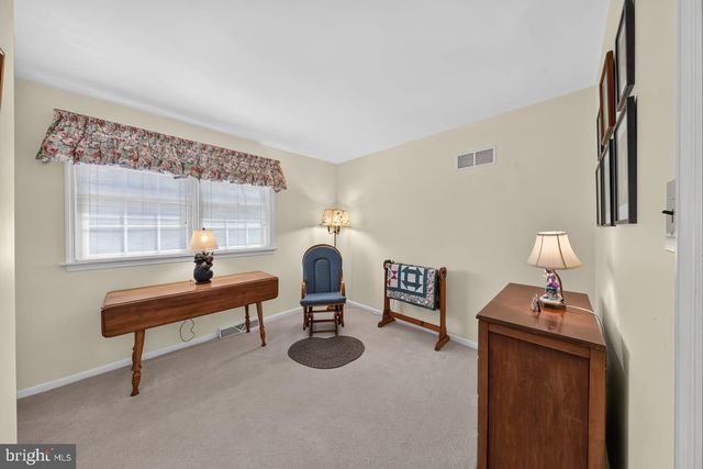 821 N COUNTRY CLUB DR, Newark, DE 19711