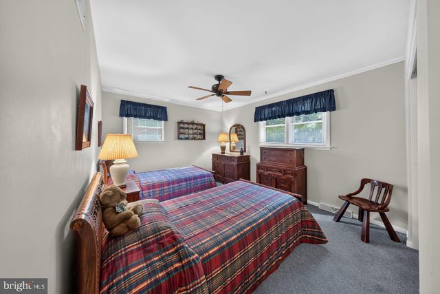 821 N COUNTRY CLUB DR, Newark, DE 19711