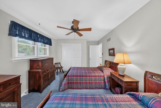 821 N COUNTRY CLUB DR, Newark, DE 19711