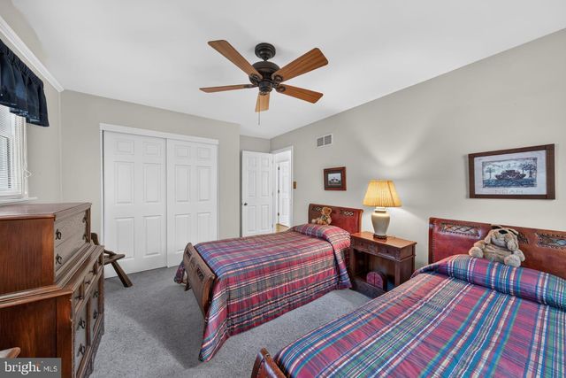 821 N COUNTRY CLUB DR, Newark, DE 19711