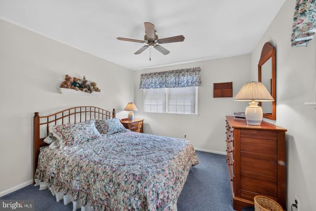 821 N COUNTRY CLUB DR, Newark, DE 19711