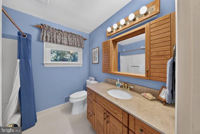 821 N COUNTRY CLUB DR, Newark, DE 19711