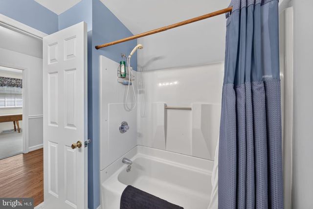 821 N COUNTRY CLUB DR, Newark, DE 19711