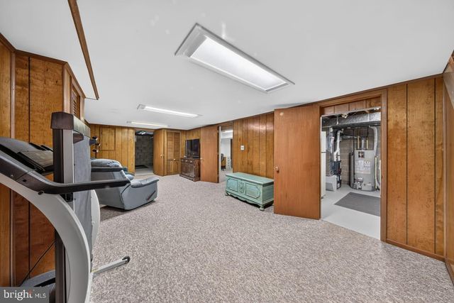821 N COUNTRY CLUB DR, Newark, DE 19711
