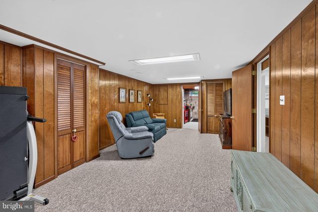 821 N COUNTRY CLUB DR, Newark, DE 19711