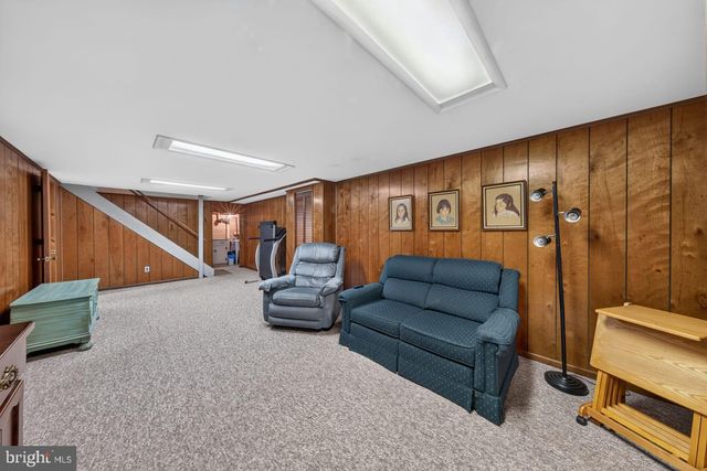 821 N COUNTRY CLUB DR, Newark, DE 19711