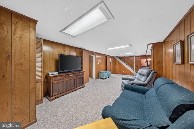 821 N COUNTRY CLUB DR, Newark, DE 19711