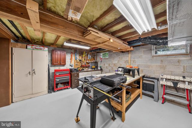821 N COUNTRY CLUB DR, Newark, DE 19711