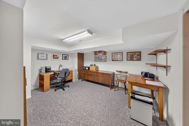 821 N COUNTRY CLUB DR, Newark, DE 19711