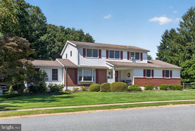 821 N COUNTRY CLUB DR, Newark, DE 19711