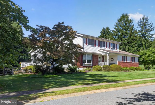 821 N COUNTRY CLUB DR, Newark, DE 19711