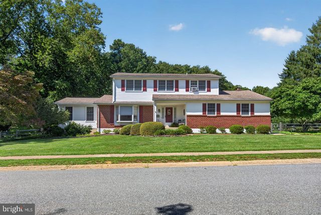 821 N COUNTRY CLUB DR, Newark, DE 19711