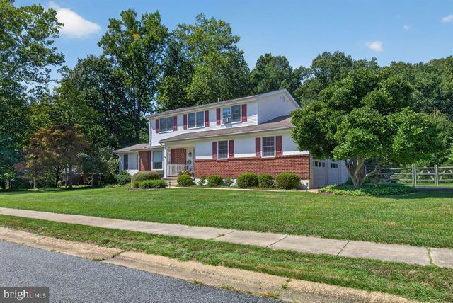 821 N COUNTRY CLUB DR, Newark, DE 19711
