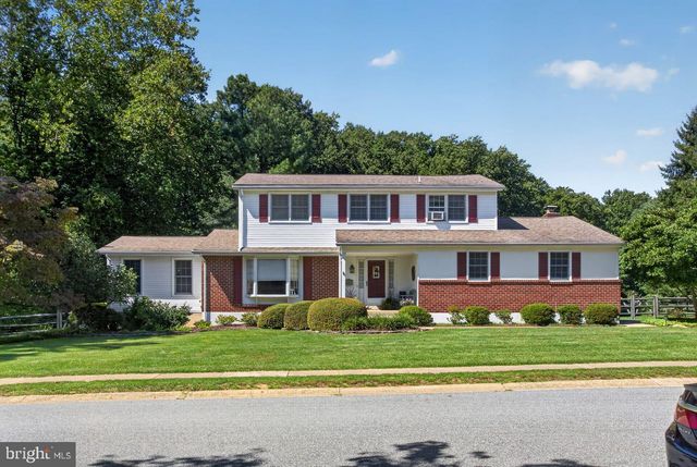 821 N COUNTRY CLUB DR, Newark, DE 19711