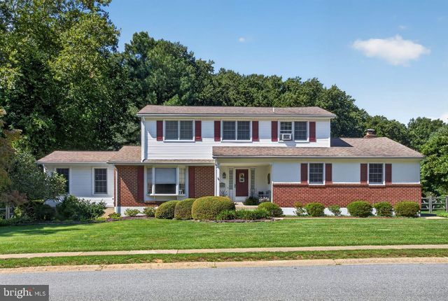 821 N COUNTRY CLUB DR, Newark, DE 19711