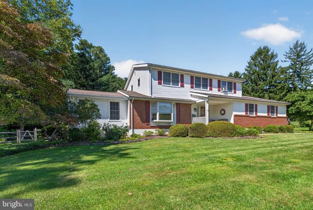 821 N COUNTRY CLUB DR, Newark, DE 19711