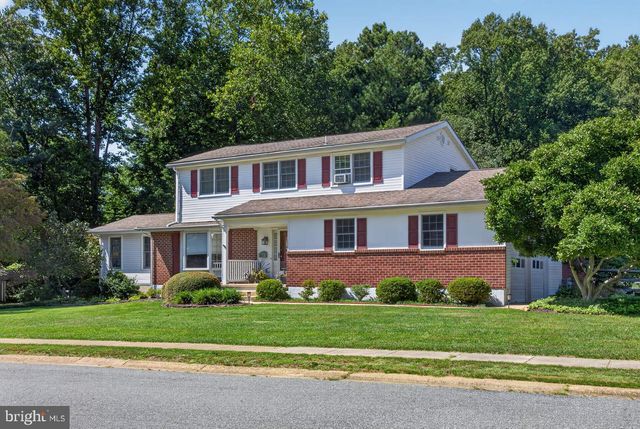 821 N COUNTRY CLUB DR, Newark, DE 19711
