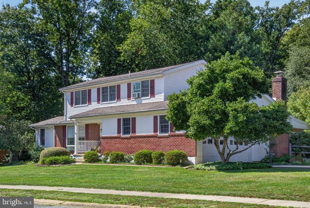 821 N COUNTRY CLUB DR, Newark, DE 19711