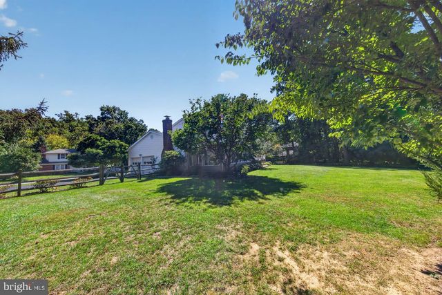 821 N COUNTRY CLUB DR, Newark, DE 19711