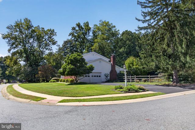 821 N COUNTRY CLUB DR, Newark, DE 19711
