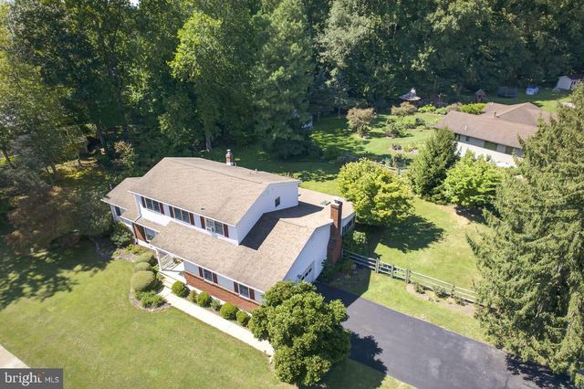 821 N COUNTRY CLUB DR, Newark, DE 19711