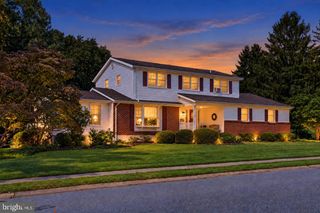 821 N COUNTRY CLUB DR, Newark, DE 19711