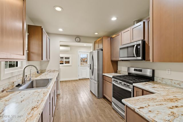 103 E Bartlett Ave, Selah, WA 98942