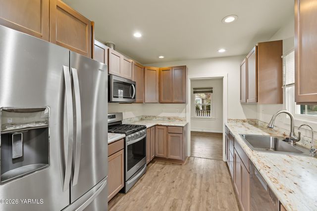 103 E Bartlett Ave, Selah, WA 98942