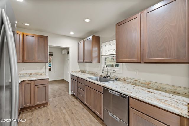 103 E Bartlett Ave, Selah, WA 98942