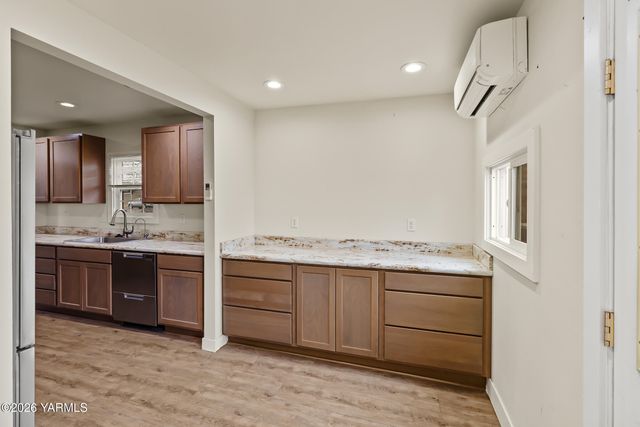 103 E Bartlett Ave, Selah, WA 98942