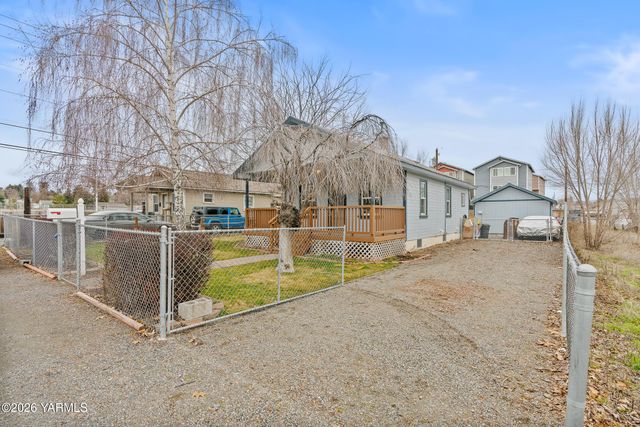 103 E Bartlett Ave, Selah, WA 98942