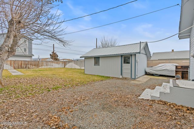 103 E Bartlett Ave, Selah, WA 98942