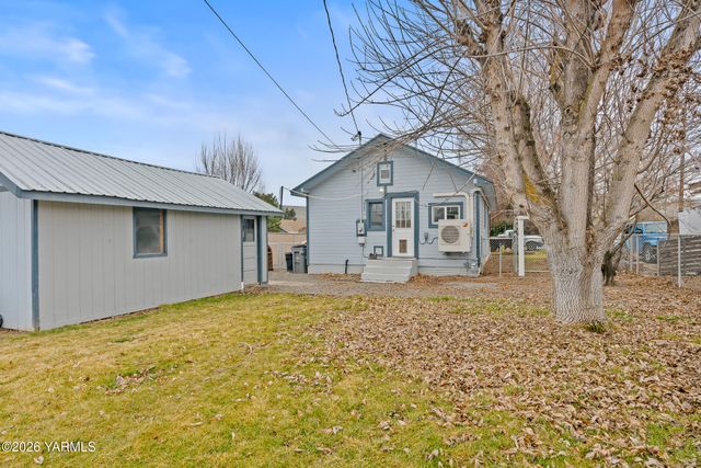 103 E Bartlett Ave, Selah, WA 98942