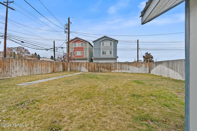 103 E Bartlett Ave, Selah, WA 98942
