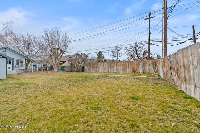 103 E Bartlett Ave, Selah, WA 98942