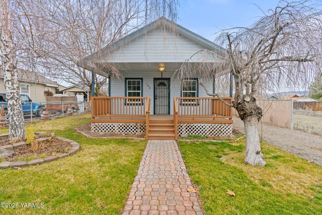 103 E Bartlett Ave, Selah, WA 98942