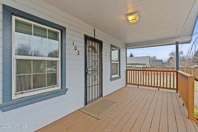 103 E Bartlett Ave, Selah, WA 98942