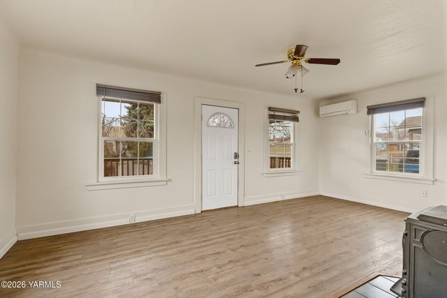 103 E Bartlett Ave, Selah, WA 98942