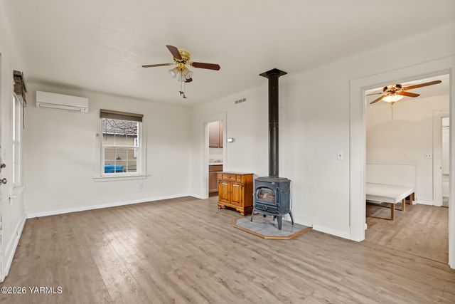 103 E Bartlett Ave, Selah, WA 98942