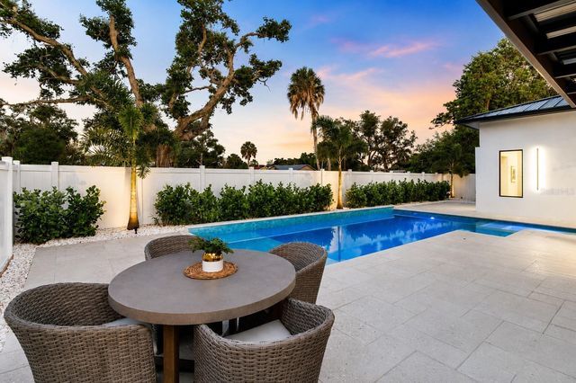 2121 CLEMATIS COURT, Sarasota, FL 34239