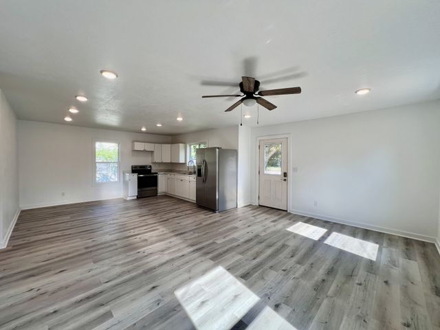 813 Curtis St, Paris, TN 38242