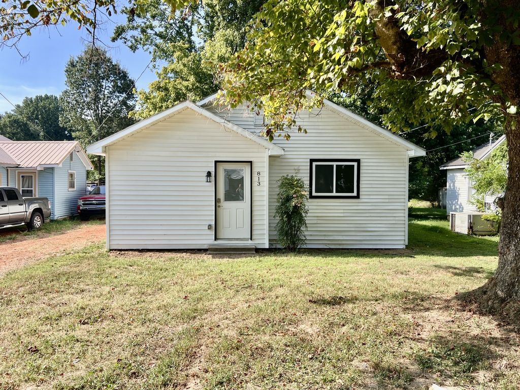 813 Curtis St, Paris, TN 38242