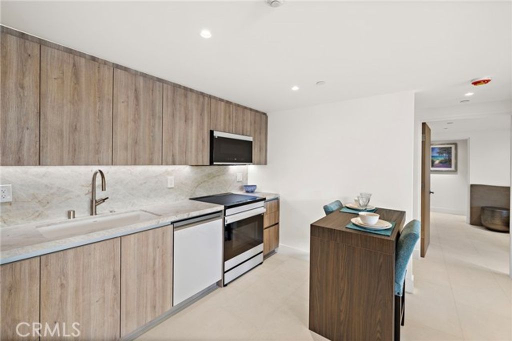 200 Alta Vista Way B, Laguna Beach, CA 92651